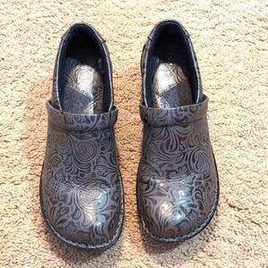 BORN BOC Black Paisley Slip On Clogs Women's 8